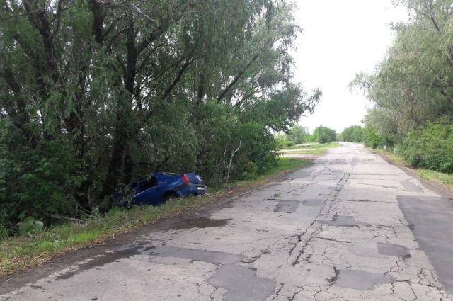 В Балаковском районе женщина с ребенком врезалась в дерево на Renault Logan