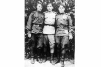 Это фото Василий Быков (он на снимке справа) отправил родителям 8 июня 1946 года из немецкого города Бранденбурга.