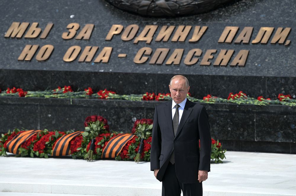 Владимир Путин на церемонии открытия Ржевского мемориала Советскому солдату.