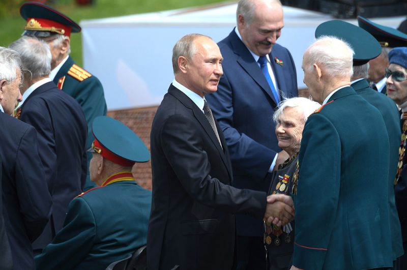 Владимир Путин приветствует ветеранов Великой Отечественной войны (ВОВ) на церемонии открытия Ржевского мемориала Советскому солдату.