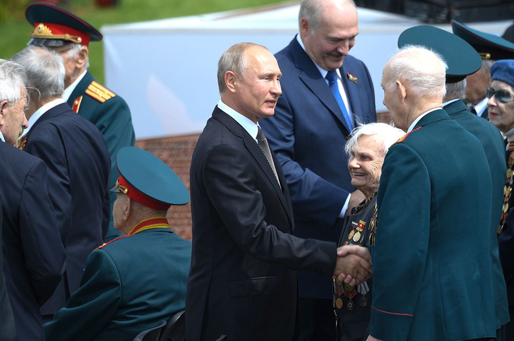 Владимир Путин приветствует ветеранов Великой Отечественной войны (ВОВ) на церемонии открытия Ржевского мемориала Советскому солдату.