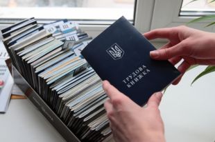 В Госстате назвали количество украинцев, работающих без трудовой книжки