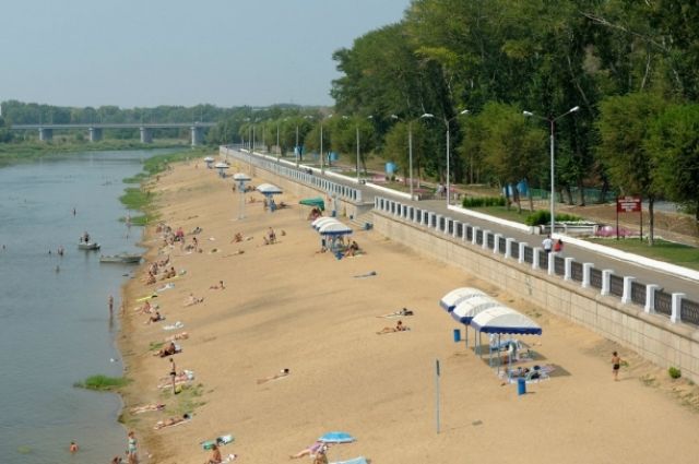 На два городских пляжа на реке Урал уже завезли песок. 
