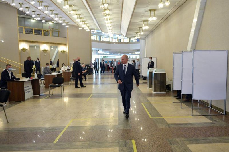 Президент Владимир Путин прибыл на участок в здании президиума Российской академии наук на юго-западе Москвы, где он традиционно голосует на выборах.