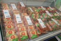 Тюменцы активно покупают колбасы и «молочку» на ярмарке