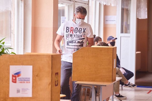 Участки для голосования по поправкам закрылись в центральной России