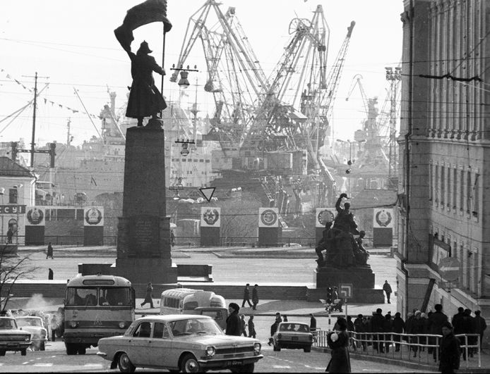 Вид на порт из города. 1974 год.