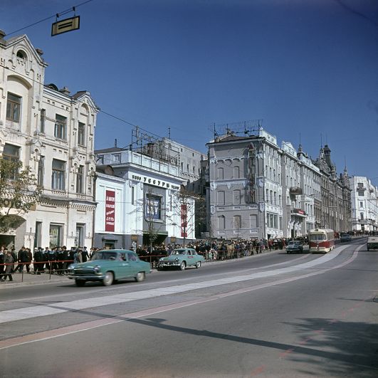 Улица Ленинская (сейчас улица Светланская) города Владивостока. Кинотеатр «Уссури». Владивостокский ГУМ. 1967 год.