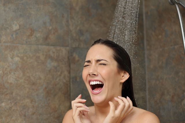 Мытье волос холодной и горячей водой: полезно или вредно
