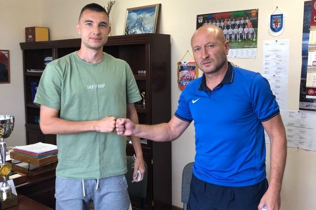 Александр Лихачёв с Рустемом Хузиным после подписания контракта.