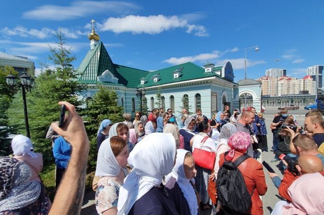Несколько десятков человек пришли поддержать отца Сергия на церковном суде