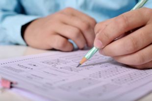 Сегодня выпускники сдают литературу, географию и информатику.