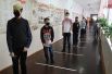 Школьники перед началом единого государственного экзамена в средней общеобразовательной школе №13 Владивостока.