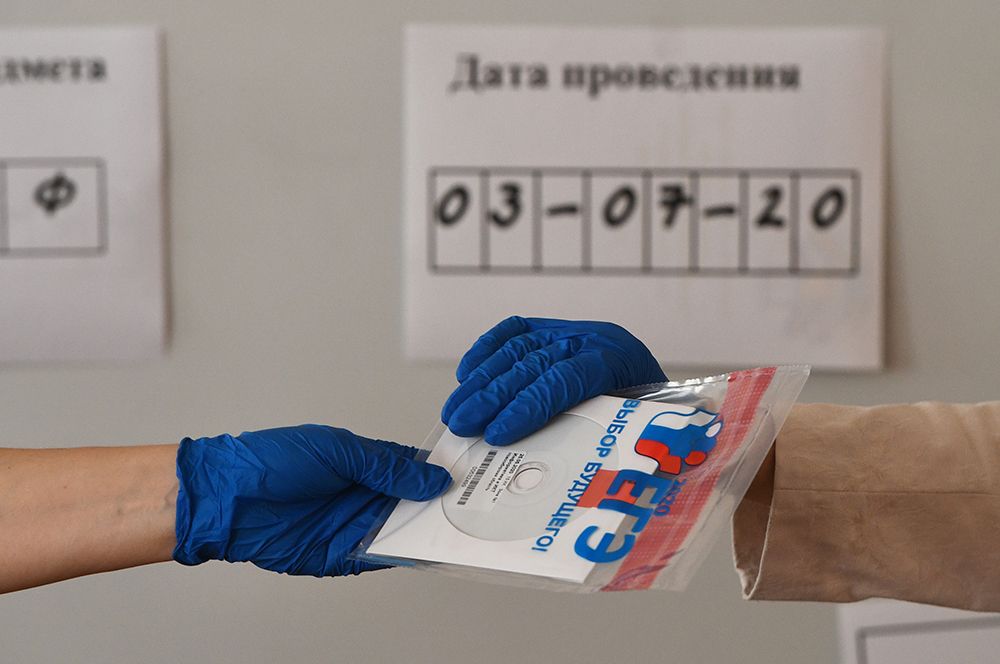 Конверт с диском, в котором содержатся задания для ЕГЭ, перед началом единого государственного экзамена по информатике в образовательном центре гимназии No 6 «Горностай» в Новосибирске.