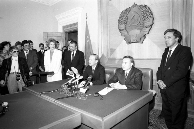 В декабре 1991 в Алма-Ату с официальным визитом прибыл государственный секретарь Джеймс Бейкер.
