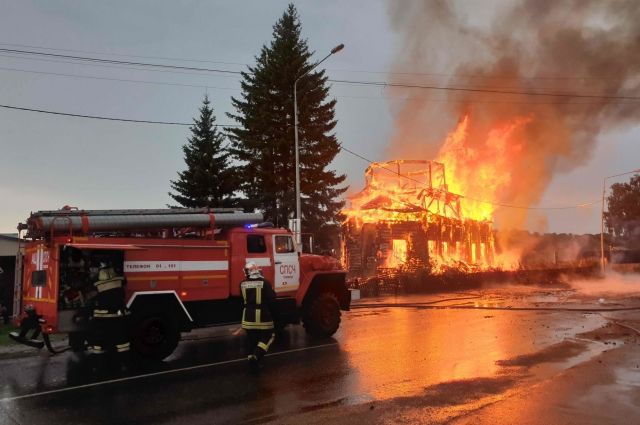 В Томской области сгорел бревенчатый храм XIX века