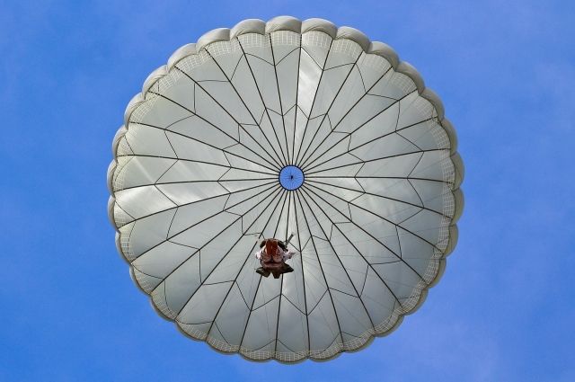Прыжки с парашютом отработали военные на полигоне под Новосибирском