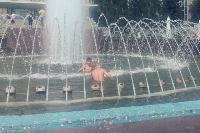 Дети оккупировали фонтан у ГПНТБ из-за жары в Новосибирске