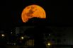«Кровавая луна» над городом Сорокаба, Бразилия.