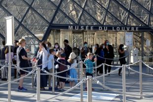 Лувр после четырех месяцев карантина вновь открылся для посетителей