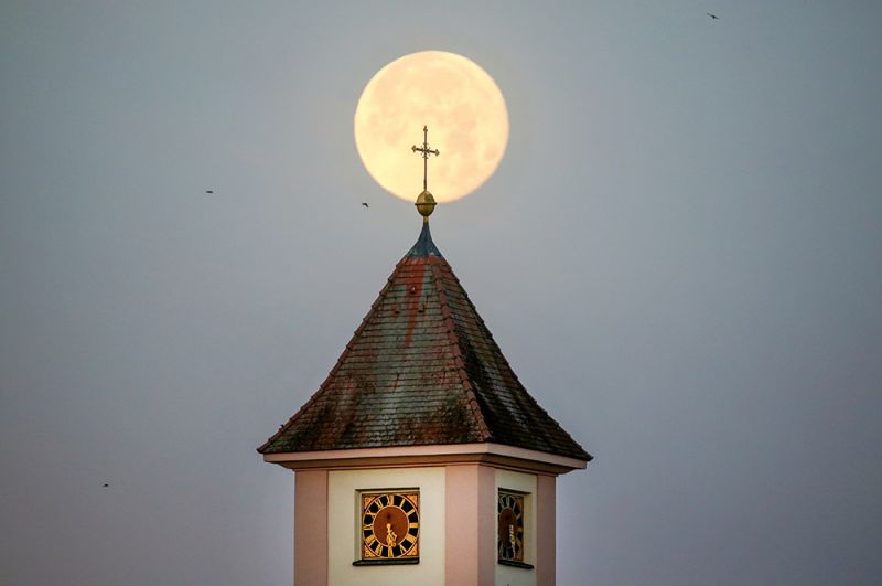 Полная луна над церковью Святого Галла в Ридлингене, Германия.