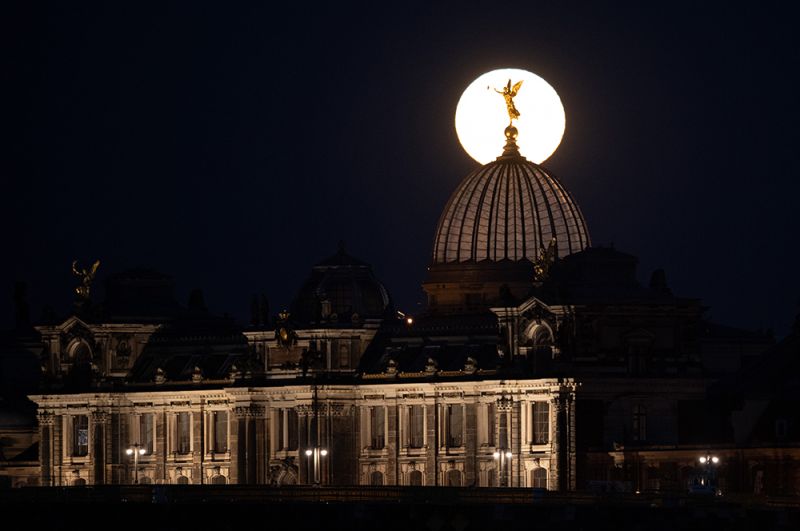 Полная луна над Дрезденом, Германия.