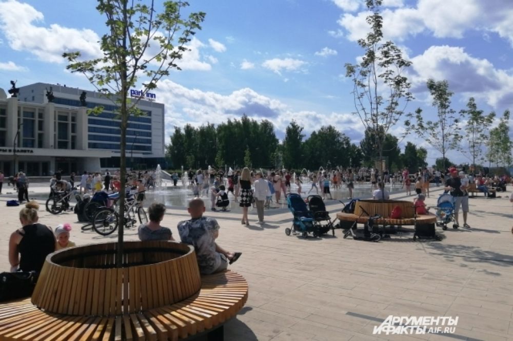 В выходные в Ижевске стояла жаркая погода, и люди собирались в парках и на набережной