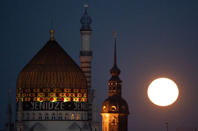 Луна над Дрезденом, Германия.