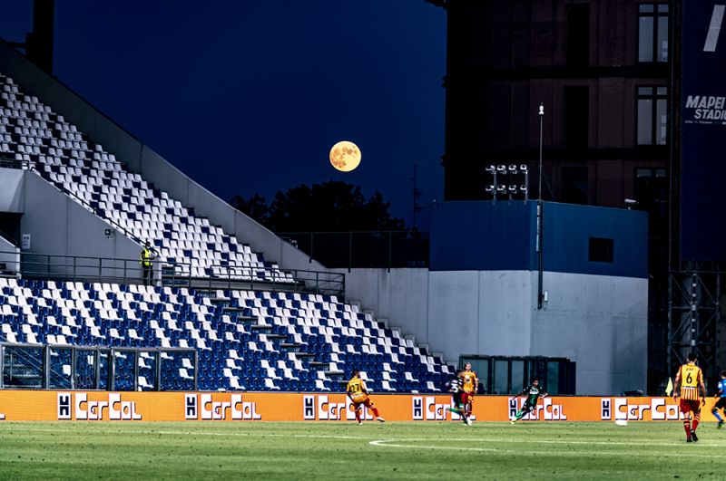 Полная луна над стадионом в Реджо-Эмилии, Италия.