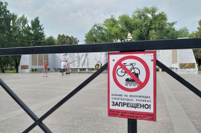 Скейтеры и мемориалы. Памятники в Челябинске стали местом для развлечений?