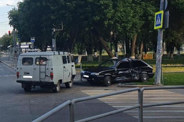 В Самаре в ДТП с УАЗом на Московском шоссе пострадал водитель ВАЗ-2114.