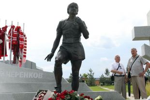 Памятник футболисту «Спартака» Федору Черенкову на Троекуровском кладбище.