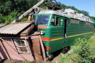 В Кировоградской области товарняк без машиниста сошел с рельс