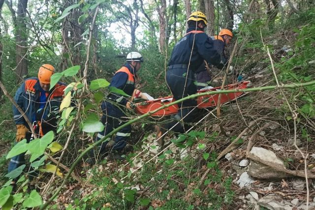 В Сочи спасатели помогли пассажирке съехавшего в обрыв автомобиля
