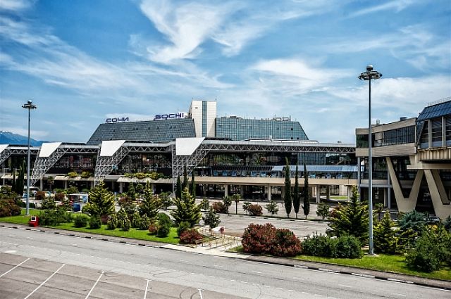 В аэропорту Сочи торжественно встретили 100-тысячного туриста