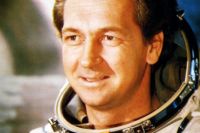 За два полёта в космос Виталий Севастьянов налетал 80 суток 16 часов 19 минут 3 секунды.