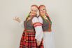 Сестры Яутайтите с национальных литовских костюмах.