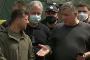 Зеленский приказал использовать пожарную авиацию в Луганской области