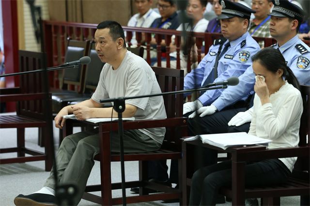 Китайский миллиардер Лю Хань, приговоренный в 2015 году к смертной казни. Он брал взятки и продвигал на должности своих родственников и друзей.