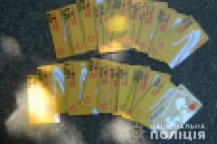 В Киеве поймали мошенницу с двумя десятками фальшивых платежных карт