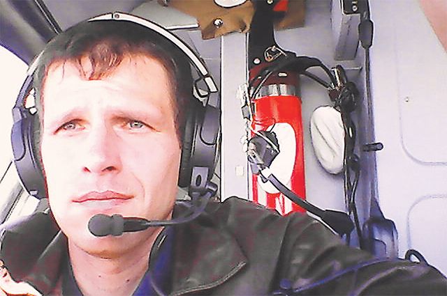 Олег Емельянов в кабине учебного самолёта L 410, или, как его на- зывают, «транспортной парты», – с неё путь в небо начинают все лётчики военно-транспортной авиации.