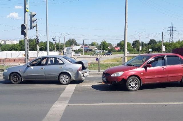 В Самаре на Московском шоссе Mitsubishi смял багажник Nissan Almera