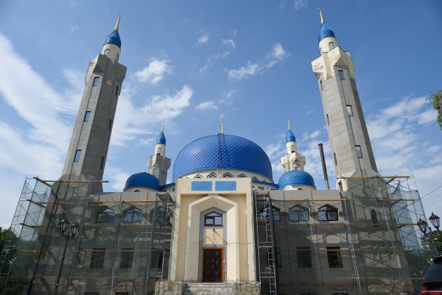 Глава Адыгеи ознакомился с ходом ремонта Соборной мечети Майкопа