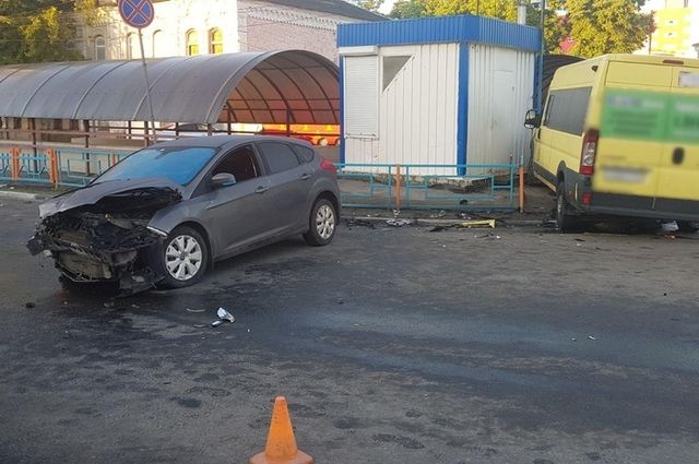 В Брянске фургон выехал на тротуар после столкновения с иномаркой