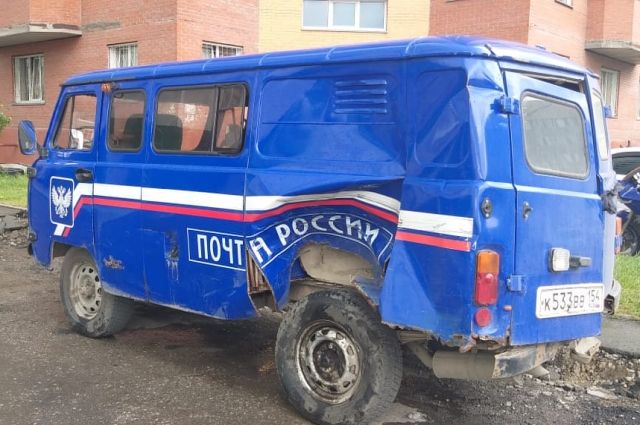В Новосибирске мотоциклист врезался в автомобиль «Почты России»