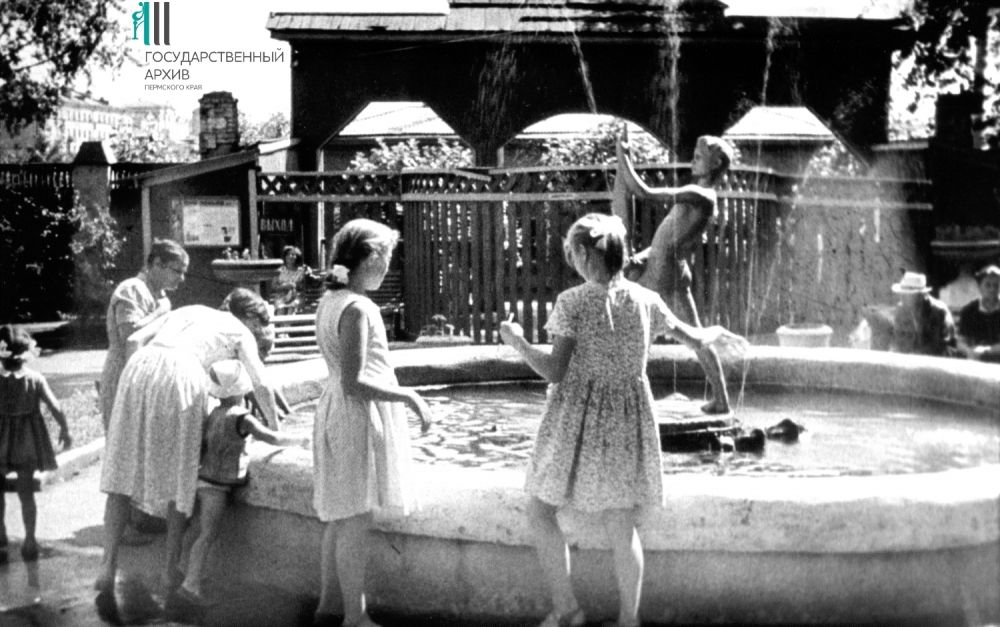 У фонтана в Пермском зоопарке, 1960 год.