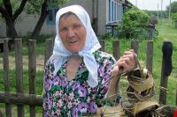 Мария Сухова сохраняет древнее ремесло плетения лаптей из лыка.