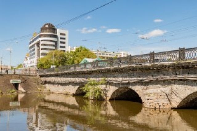Власти Екатеринбурга готовят план реконструкции моста через реку Исеть