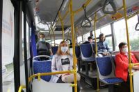 В автобусах висит напоминание: таблички с надписью «Наденьте маску», но не все обращают на нее внимание.