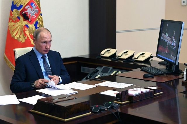 Путин поручил кабмину продлить доплаты медработникам
